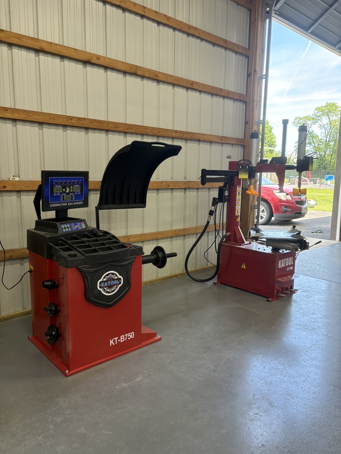 Tire change and balancing equipment